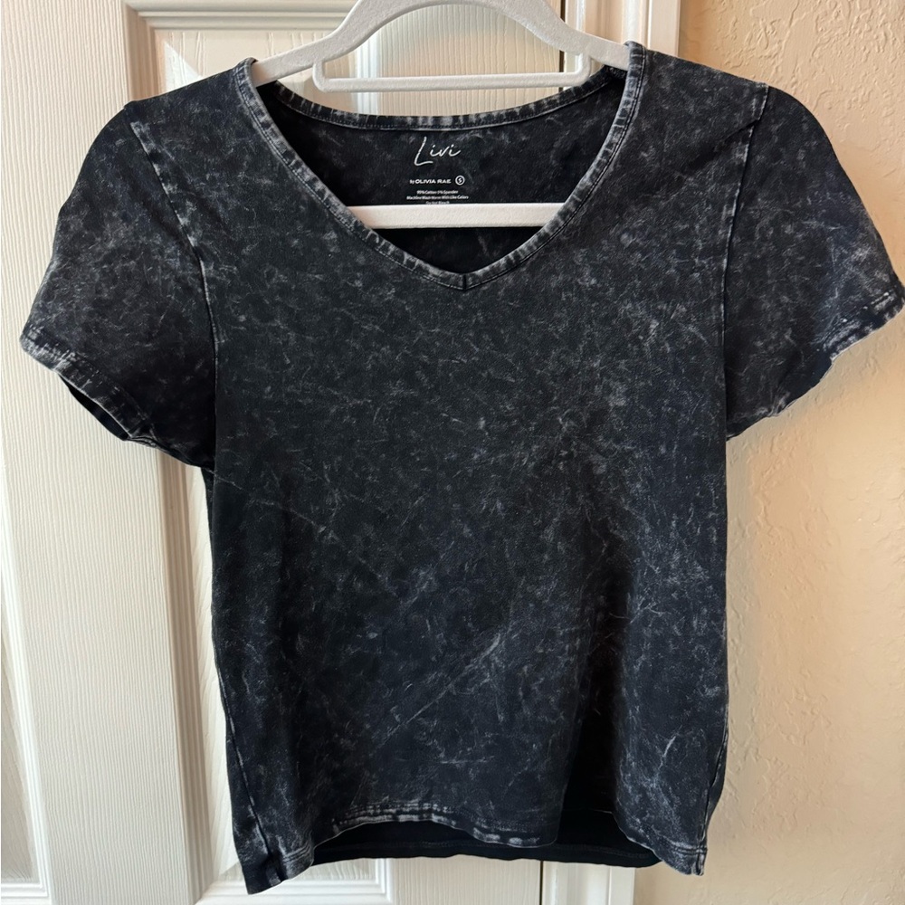 cute boutique v neck!